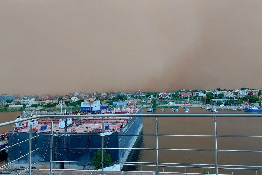 Во время пыльной бури в&nbsp;Астрахани, 19&nbsp;мая 2021&nbsp;года