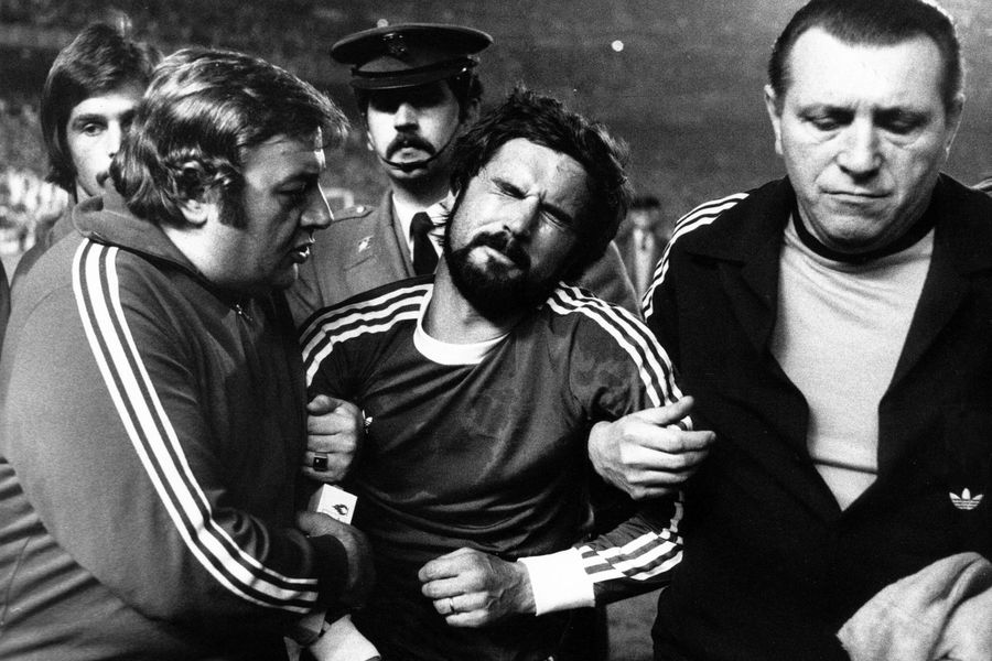 Герд Мюллер после травмы во время матча