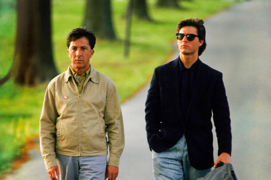 <b>«Человек дождя» (1988)</b>
<br>Драма Барри Левинсона, разбившая излишне маскулинную фильмографию Круза конца 80-х. Актер сыграл вместе с&nbsp;легендарным Дастином Хоффманом и ничуть не уступил более опытному партнеру по&nbsp;кадру.
Круз исполнил в&nbsp;картине роль грубого и лицемерного героя, который ради личной выгоды начинает использовать собственного брата, страдающего аутизмом. У&nbsp;фильма было четыре номинации на&nbsp;«Оскар», а также исключительно комплиментарные рецензии критиков, которые отмечали многообразие образов, подвластных артисту.