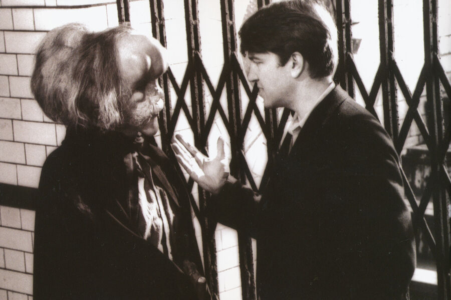 <b>«Человек-слон» (The Elephant Man), реж. Дэвид Линч</b>
<br><br>
<b>Где и когда смотреть:</b> в&nbsp;кино — с&nbsp;27 ноября
<br><br>
4K-реставрация драмы Дэвида Линча по&nbsp;мотивам биографии британца Джозефа Меррика, чье тело было сильно деформировано из-за нескольких заболеваний. В&nbsp;главных ролях снялись Джон Херт и Энтони Хопкинс. Восемь номинаций на&nbsp;премию «Оскар».
