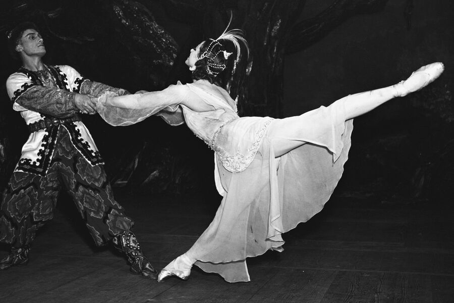 Сцена из&nbsp;балета Фарида Загидулловина Яруллина &laquo;Шурале&raquo;. В&nbsp;роли девушки-птицы Сюимбике &mdash; заслуженная артистка РСФСР Майя Михайловна Плисецкая, охотник Батыр &mdash; артист балета Юрий Григорьевич Кондратов. Государственный академический Большой театр СССР (ГАБТ), 1&nbsp;февраля 1955&nbsp;года