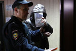 Сотрудник МВД Алексей Смирнов (справа), обвиняемый в убийстве и тяжелом ранении сотрудников полиции на станции метро «Рязанский проспект», перед рассмотрением ходатайства следствия об аресте в Пресненском районнм суде, 20 сентября 2019 года