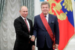 Президент РФ Владимир Путин и певец Лев Лещенко, награжденный орденом «За заслуги перед Отечеством» I степени, (слева направо) на церемонии вручения государственных наград РФ в Кремле, 2018 год
