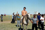 Участник группы «На-На» певец Владимир Политов во время «байгы» (казахское конное состязание)