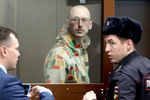 <b>Павел Новиков.</b> Тверской суд Москвы приговорил участника несанкционированной акции 27 июля к штрафу за нападение на полицейского. Новиков обязан выплатить 120 тыс. рублей. Его освободили в зале суда. Известно, что фигурант дела дважды ударил правоохранителя бутылкой с водой по голове и руке
