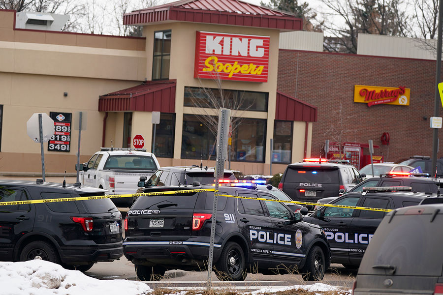Экстренные службы на&nbsp;месте стрельбы в&nbsp;супермаркете King Soopers в&nbsp;Боулдере, штат Колорадо, 22&nbsp;марта 2021&nbsp;года