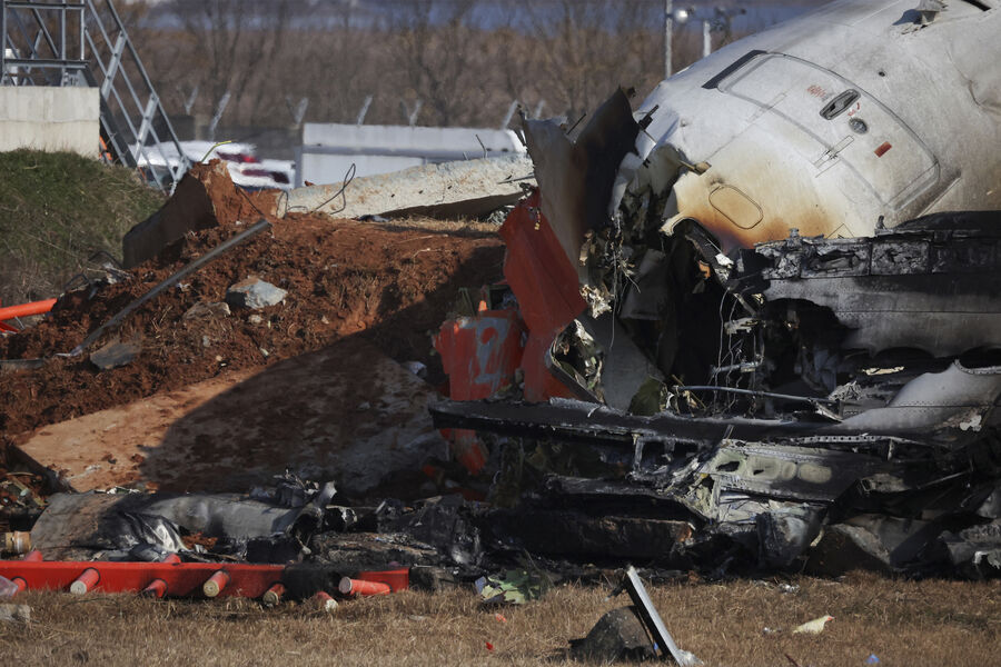 На&nbsp;месте крушения Boeing 737&nbsp;южнокорейской авиакомпании Jeju Air в&nbsp;аэропорту Муан, 29&nbsp;декабря 2024&nbsp;года