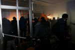 Митингующие в отделении Сбербанка в центре Киева