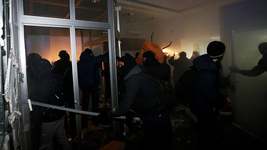 Митингующие в отделении Сбербанка в центре Киева
