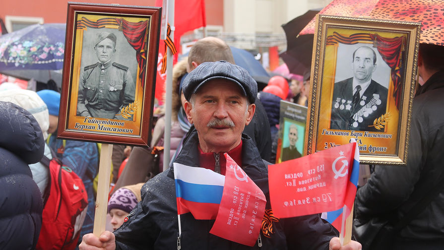 Участники во время акции «Бессмертный полк» в Москве
