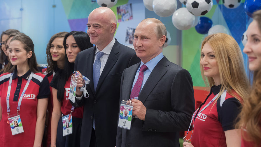 Президент FIFA Джанни Инфантино и президент России Владимир Путин во время посещения центра выдачи паспортов болельщиков ЧМ-2018 по&nbsp;футболу в&nbsp;Сочи, 3 мая 2018 года
