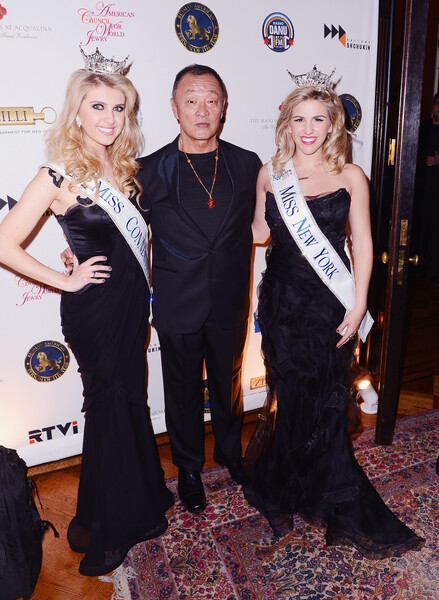 Мисс Коннектикут &mdash; 2014&nbsp;Акейша Кортни, актер Кэри-Хироюки Тагава и Мисс Нью-Йорк &mdash; 2014&nbsp;Джиллиан Таппер в&nbsp;Нью-Йорке, 2014&nbsp;год