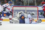 Вратарь Ян Лацо пытается перекрыть свои ворота