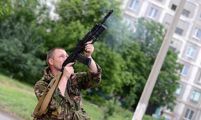 Боец народного ополчения ведет огонь по&nbsp;самолету украинских ВВС в&nbsp;ходе боя в&nbsp;квартале Мирный в&nbsp;Луганске