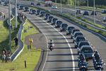 Встреча самолета с телами погибших пассажиров Boeing 777 «Малайзийских авиалиний» в аэропорту голландского города Эйндховен