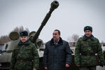 Глава самопровозглашенной ЛНР Игорь Плотницкий перед началом церемонии вручения боевого знамени артиллерийскому полку в Луганске, ноябрь 2014 года