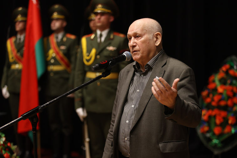 Композитор Эдуард Ханок во время церемонии прощания с&nbsp;бывшим солистом ВИА &laquo;Песняры&raquo; Леонидом Борткевичем в&nbsp;Минске, 15&nbsp;апреля 2021&nbsp;года