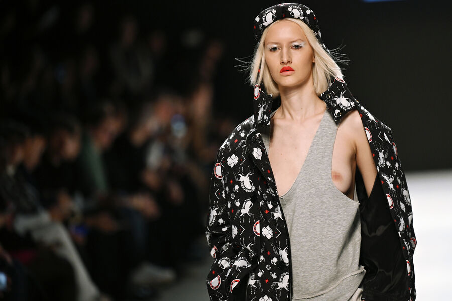 Модель демонстрирует одежду из коллекции EFREMOV в рамках Московской недели моды в Центральном выставочном зале «Манеж», 4 марта 2024 года