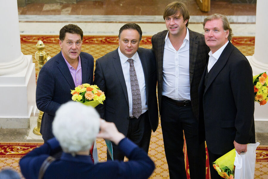 Актеры Сергей Маковецкий (слева), Владимир Вдовиченков и Владимир Симонов (справа налево) после церемонии вручения премии города Москвы 2012&nbsp;года в&nbsp;области литературы и искусства