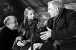 Рабочий момент съемок художественного фильма «Чучело». Слева направо: режиссер-постановщик Ролан Быков, исполнительница главной роли Кристина Орбакайте (Лена Бессольцева) и Юрий Никулин (Николай Николаевич Бессольцев, дедушка Лены), 1983 год 