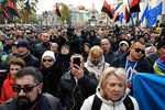 Участники протестного митинга перед зданием Верховной рады Украины в центре Киева, 22 октября 2017 года
