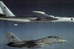Американский истребитель F-14A преследует советский бомбардировщик М3 (по классификации НАТО «Bison-B»), 1982 год