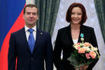 Президент России Дмитрий Медведев и актриса Анастасия Вертинская во время церемонии вручения госнаград в Кремле, 2011 год