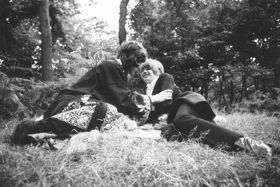 Солист группы The Rolling Stones Мик Джаггер и его девушка, певица Марианна Фейтфулл, позируют для&nbsp;портрета в&nbsp;парке в&nbsp;Лондоне, Англия, 1968&nbsp;год