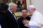 Папа Франциск во время встречи с президентом США Дональдом Трампом в Ватикане, 24 мая 2017 года