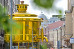 Арт-павильон в форме знаменитого самовара «Московская банка» бренда «Сделано в Москве» на ул. Арбат в рамках проекта «Лето в Москве», 06 июня 2025 года
