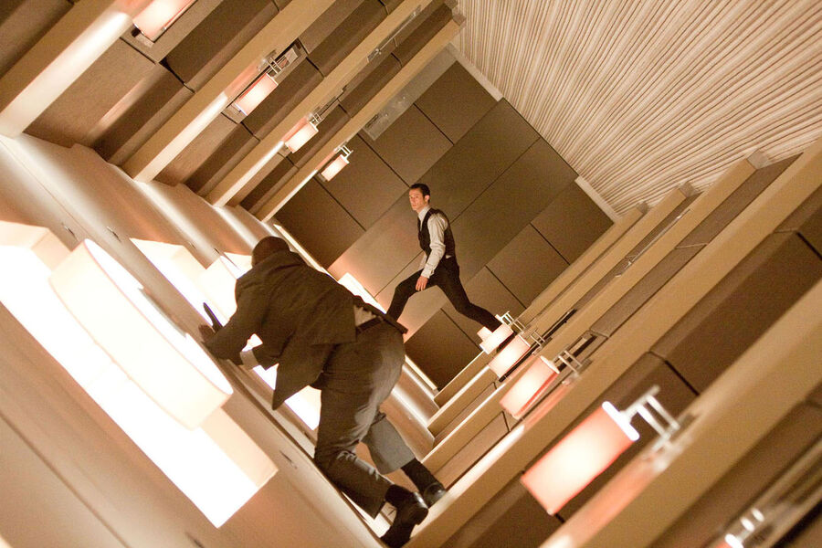 <b>&laquo;Начало&raquo; (2010)</b>
<br><br>
До&nbsp;сих пор самая известная среди масс работа Нолана &mdash; с&nbsp;выдающимся сценарием и крышесносными на&nbsp;момент выхода визуальными решениями.
