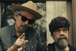 <b>«Подноготная» (The Lowdown) — 1 сезон, созд. Стерлин Хэрджо</b>
<br><br>
<b>Где и когда смотреть:</b> на FX — с 23 сентября (24 сентября по московскому времени) / на Hulu и Disney+ — с 24 сентября
<br><br>
Драма соавтора сериала «Псы резервации» Стерлина Хэрджо о жителе Талсы, который «слишком много знает». Прообразом главного героя стал историк и гражданский журналист Ли Рой Чапмен, специализировавшийся на неудобном прошлом и, в частности, раскрывший связи основателя Талсы У. Тейта Брэди с «Ку-клукс-кланом». В главной роли — Итан Хоук.