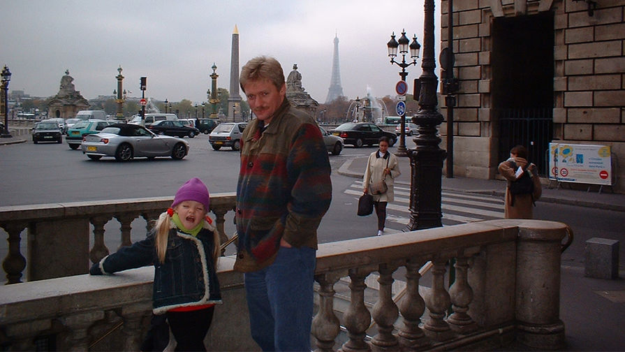 Лиза Пескова с&nbsp;отцом Дмитрием Песковым в&nbsp;Париже в&nbsp;2003 году, фотография из&nbsp;личного архива