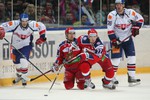 Евгений Рясенский (№77) пытается убежать от соперников