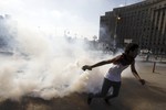 Столкновение протестующих с полицией у здания американского посольства в Каире.