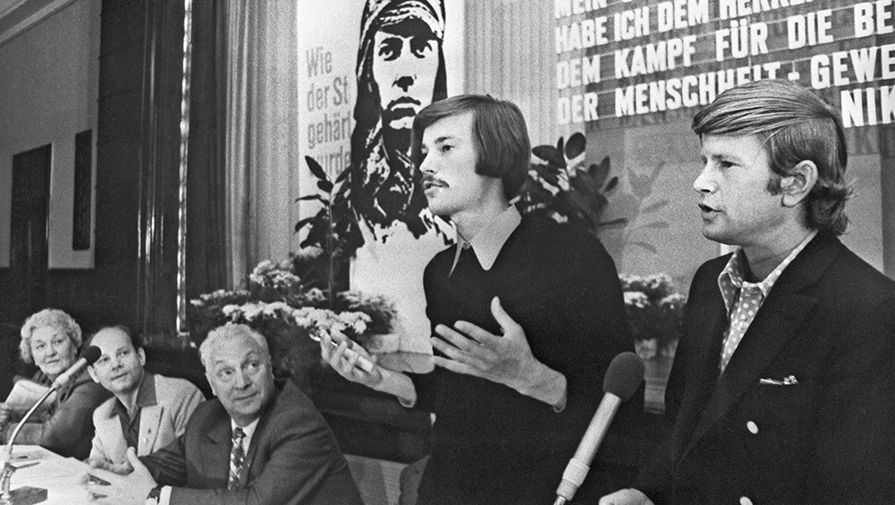 Владимир Конкин во время встречи с молодежью Берлина, 1974 год