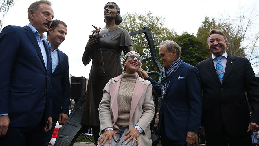 Глава Люберецкого района Владимир Ружицкий, глава городского поселения Красково Владимир Волков, актриса Инна Чурикова, режиссер, сценарист Глеб Панфилов и скульптор Александр Рожников (слева направо) на&nbsp;открытии памятника