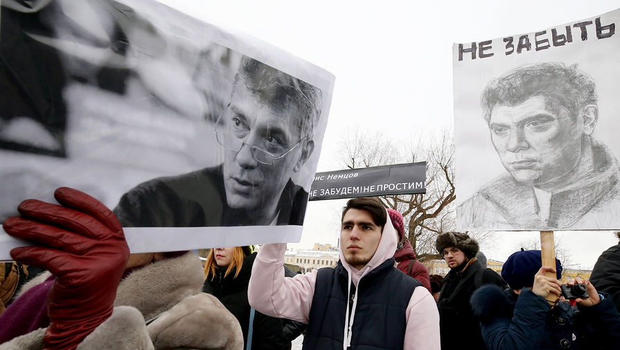 Участники марша памяти, посвященного годовщине гибели политика и общественного деятеля Бориса Немцова в Санкт-Петербурге