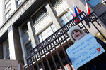 Участница одиночного пикета около здания Госдумы с требованием расследовать обвинения против депутата Леонида Слуцкого, 8 марта 2018 года