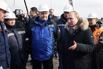 Владимир Путин во время осмотра готового участка автодорожной части Крымского моста через Керченский пролив, 14 марта 2018 года