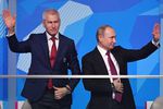 Президент России Владимир Путин принимает участие в торжественной церемонии открытия XXIX Всемирной зимней универсиады 2019 года в спортивно-зрелищном комплексе «Платинум Арена Красноярск». Слева на первом плане — президент международная федерация студенческого спорта (FISU) Олег Матыцин