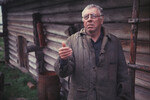 <b>Кадр из кинофильма «Холодное лето пятьдесят третьего…» (1987)</b>
<br><br>
Изначально на роль Копалыча в картину режиссер Александр Прошкин утвердил Геннадия Гарбука. Но передумал и в июне 1987 года прислал сценарий Анатолию Папанову. Супруга артиста, Надежда Каратаева, уговаривала мужа отдохнуть, не сниматься. Но он не смог отказаться от интересной работы. Основная часть съемок проходила в Карелии. 5 августа актер приехал в Москву, где его ждали дела, связанные с началом преподавательской деятельности в ГИТИСе. Этот день стал последним в жизни Анатолия Дмитриевича.
<br>
Роль Копалыча была бережно и точно озвучена другим артистом – Игорем Ефимовым. Но в память о великом мастере авторы фильма включили в финал картины рабочий материал с голосом Папанова. Это щемящая сердце сцена, где герой, воодушевленный надеждой на освобождение, произносит: «Об одном жалею. Годы. Так хочется пожить по-человечески. И поработать».
