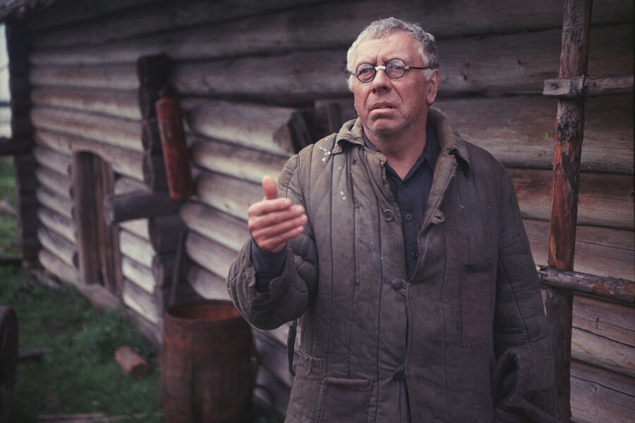 <b>Кадр из&nbsp;кинофильма «Холодное лето пятьдесят третьего&hellip;» (1987)</b>
<br><br>
Изначально на&nbsp;роль Копалыча в&nbsp;картину режиссер Александр Прошкин утвердил Геннадия Гарбука. Но передумал и в&nbsp;июне 1987&nbsp;года прислал сценарий Анатолию Папанову. Супруга артиста, Надежда Каратаева, уговаривала мужа отдохнуть, не сниматься. Но он не смог отказаться от интересной работы. Основная часть съемок проходила в&nbsp;Карелии. 5&nbsp;августа актер приехал в&nbsp;Москву, где его ждали дела, связанные с&nbsp;началом преподавательской деятельности в&nbsp;ГИТИСе. Этот день стал последним в&nbsp;жизни Анатолия Дмитриевича.
<br>
Роль Копалыча была бережно и точно озвучена другим артистом &ndash; Игорем Ефимовым. Но в&nbsp;память о&nbsp;великом мастере авторы фильма включили в&nbsp;финал картины рабочий материал с&nbsp;голосом Папанова. Это щемящая сердце сцена, где герой, воодушевленный надеждой на&nbsp;освобождение, произносит: «Об одном жалею. Годы. Так хочется пожить по-человечески. И поработать».

