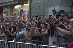 Поклонники приветствуют прибывших на премьеру звезд
