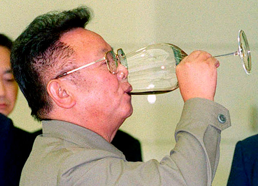 Ким Чен Ир с&nbsp;бокалом в&nbsp;ходе межкорейской встречи, 2000&nbsp;год