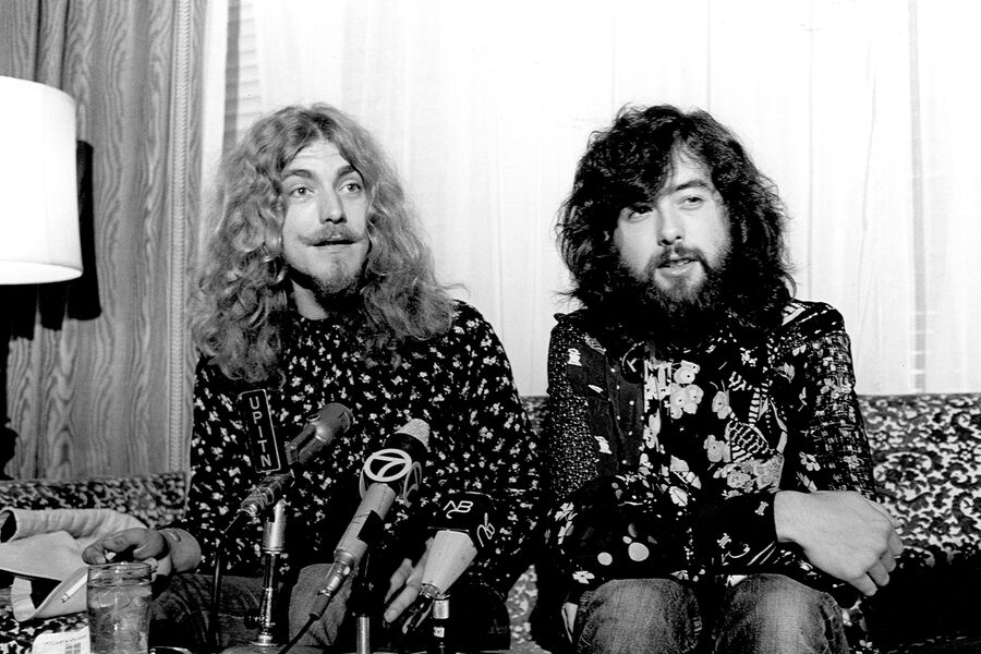 Вокалист Led Zeppelin Роберт Плант и гитарист Джимми Пейдж на&nbsp;пресс-конференции перед&nbsp;выступлением в&nbsp;Лос-Анджелесе, 1970&nbsp;год