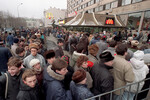 Очередь из посетителей у входа в день открытия первого ресторана быстрого обслуживания «Макдоналдс» на Пушкинской площади в Москве, 31 января 1990 года
