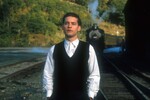 <b>«Правила виноделов», 1999, реж. Лассе Халльстрём</b>
<br><br>
Следом Магуайр сыграл главного героя в экранизации романа Джона Ирвинга «Правила виноделов». Картина о Гомере Уэллсе, который изучал профессию акушера-гинеколога в сиротском приюте времен Второй мировой, а затем отправлялся в масштабное путешествие, была номинирована на «Оскар» в пяти категориях, включая «Лучший фильм», и выиграла две статуэтки. Одну получил Ирвинг, лично адаптировавший свой роман для большого экрана, а вторая досталась Майклу Кейну, который изобразил наставника Уэллса, доктора Уилбера Ларча.

