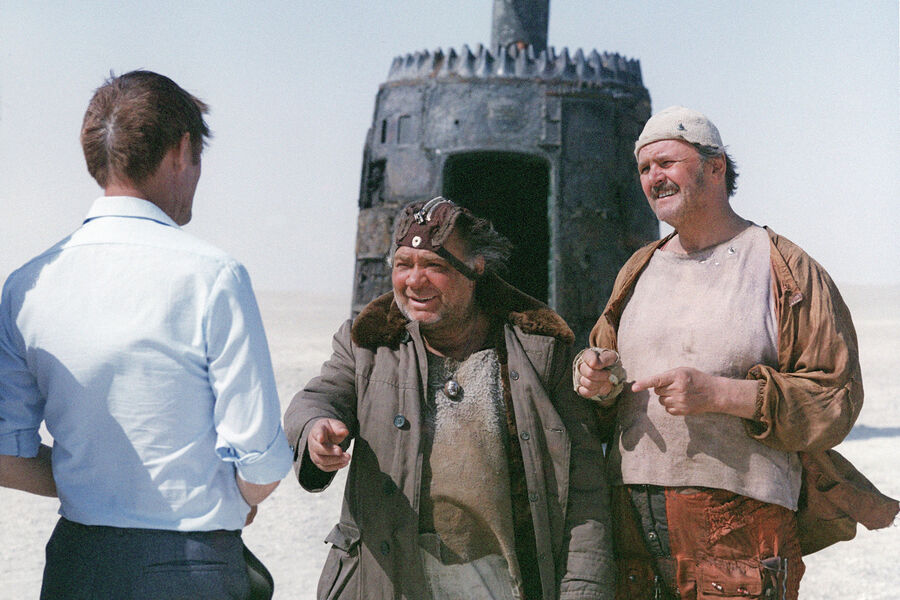<b>&laquo;Кин-дза-дза!&raquo; (1986)</b>
<br><br>
Самый неоднозначный фильм Данелии, к&nbsp;которому нельзя относиться нейтрально: &laquo;Кин-дза-дза!&raquo; либо считают абсолютным шедевром позднего советского кинематографа, либо плюются от фантасмагорической антиутопии. Интересно, что поначалу Данелия хотел снимать совсем о&nbsp;другом, а именно &mdash; перенести события романа Роберта Стивенсона «Остров сокровищ» в&nbsp;космос. Своей задумкой он поделился с&nbsp;соратником-сценаристом Резо Габриадзе: после этого, как рассказывал режиссер, они «наболтали» совершенно новую концепцию будущего фильма, представив двух землян, неожиданно оказавшихся на&nbsp;другой планете.
