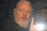 Основатель WikiLeaks Джулиан Ассанж в полицейском автомобиле после ареста в посольстве Эквадора в Лондоне, 11 апреля 2019 года